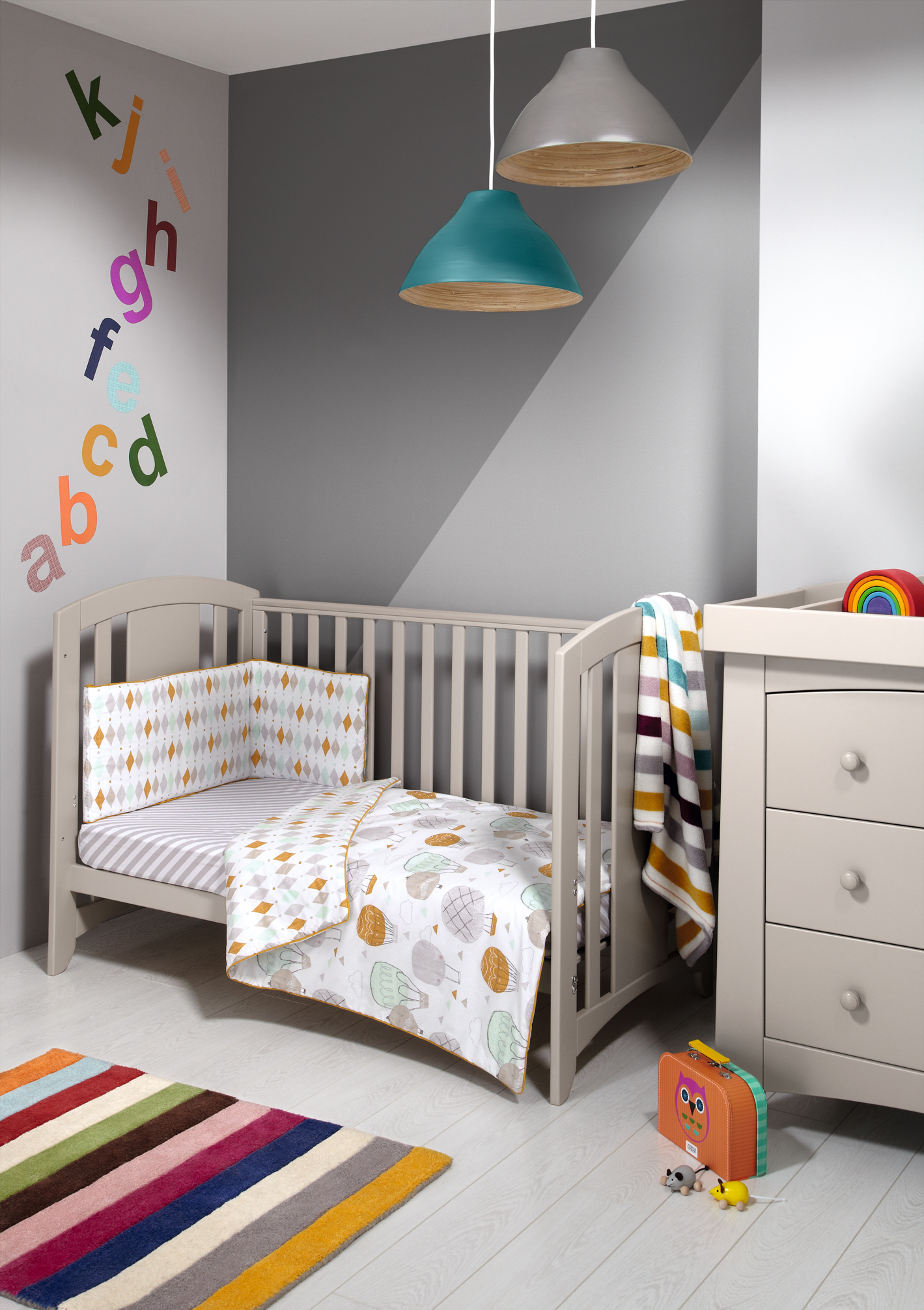 7041K1301_Patternology_Balloons_portrait_heroshot_cotbed